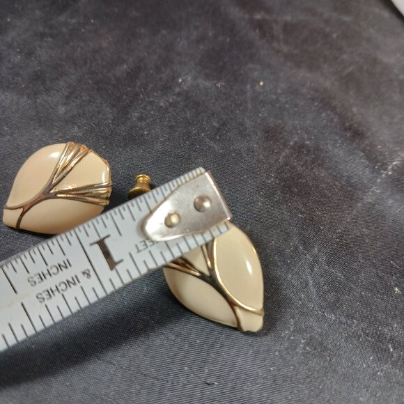 Vintage 80's Gold Tone Cream Enamel Women's Piercing Earrings - Picture 7 of 9